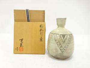 加藤天平造　彫粉引　壺